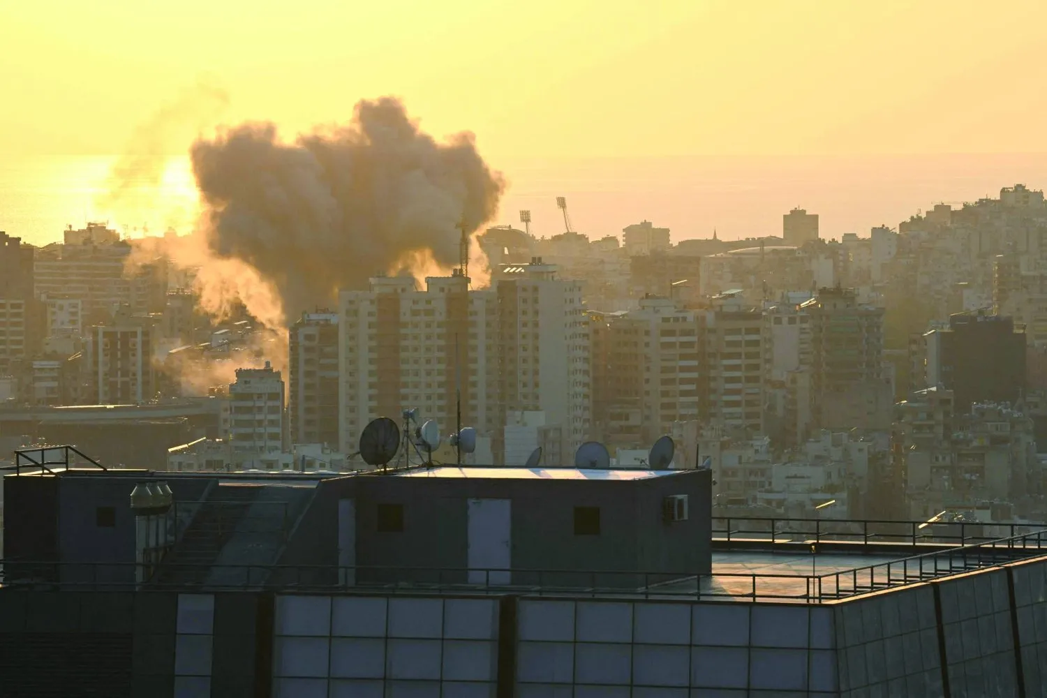 Hava saldırısına hedef olan Dahiya bölgesinden dumanlar yükseliyor (AFP)