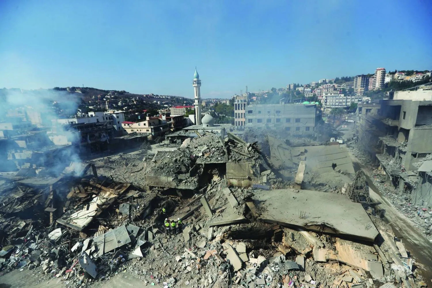 İsrail'in Nebatiye kentine düzenlediği hava saldırısının ardından (AP)