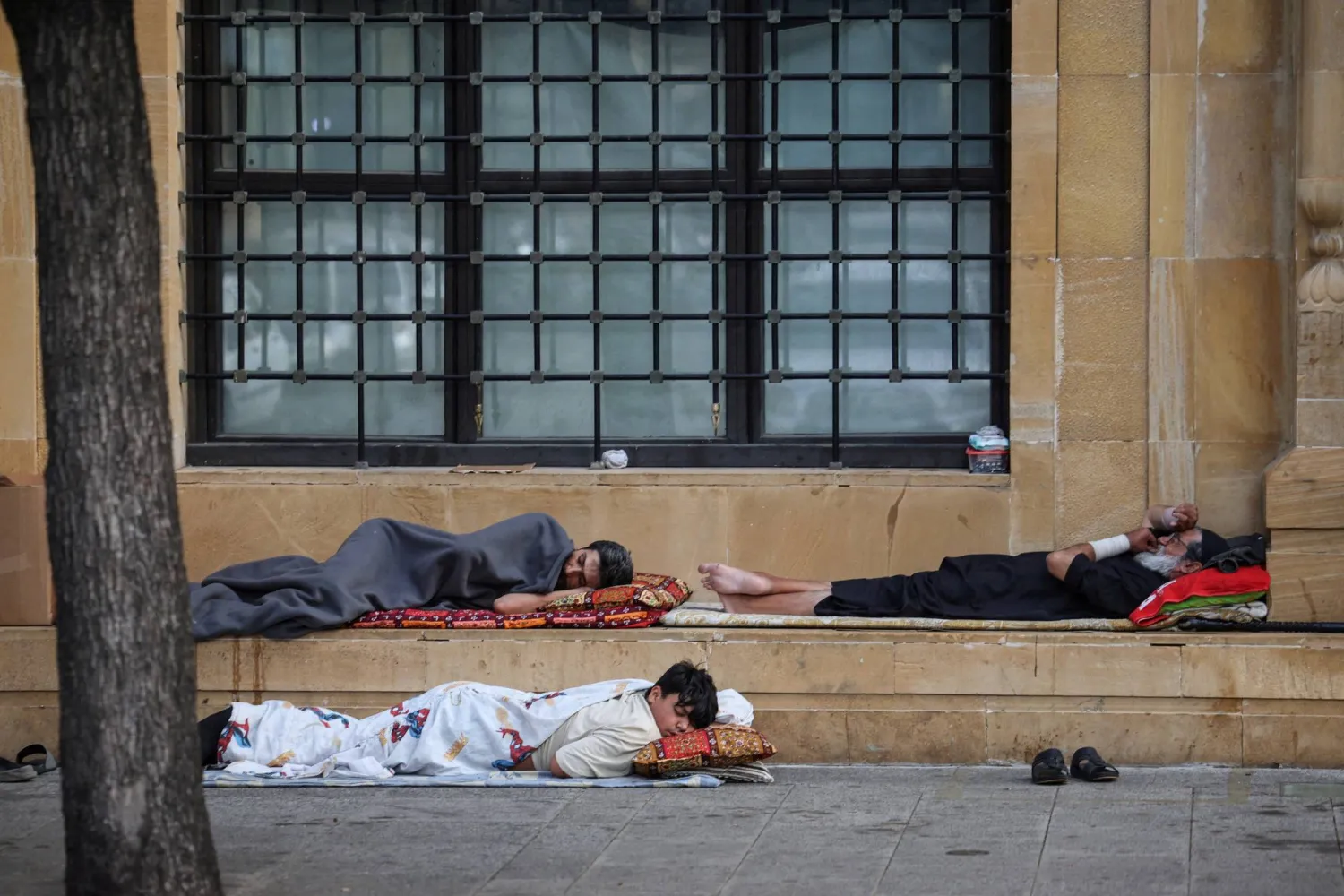 نازحون يفترشون الساحات وسط بيروت (رويترز)