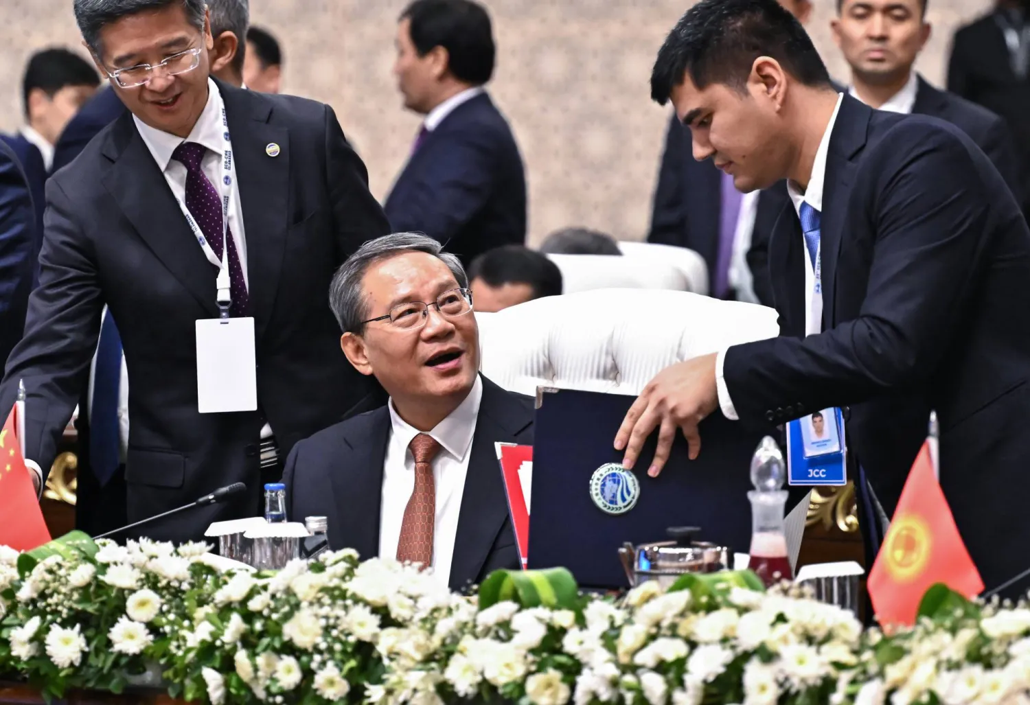 رئيس الوزراء الصيني لي تشانغ يوقّع اتفاقيات خلال اجتماع لمنظمة شنغهاي للتعاون في العاصمة الباكستانية إسلام آباد يوم الأربعاء (إ.ب.أ)