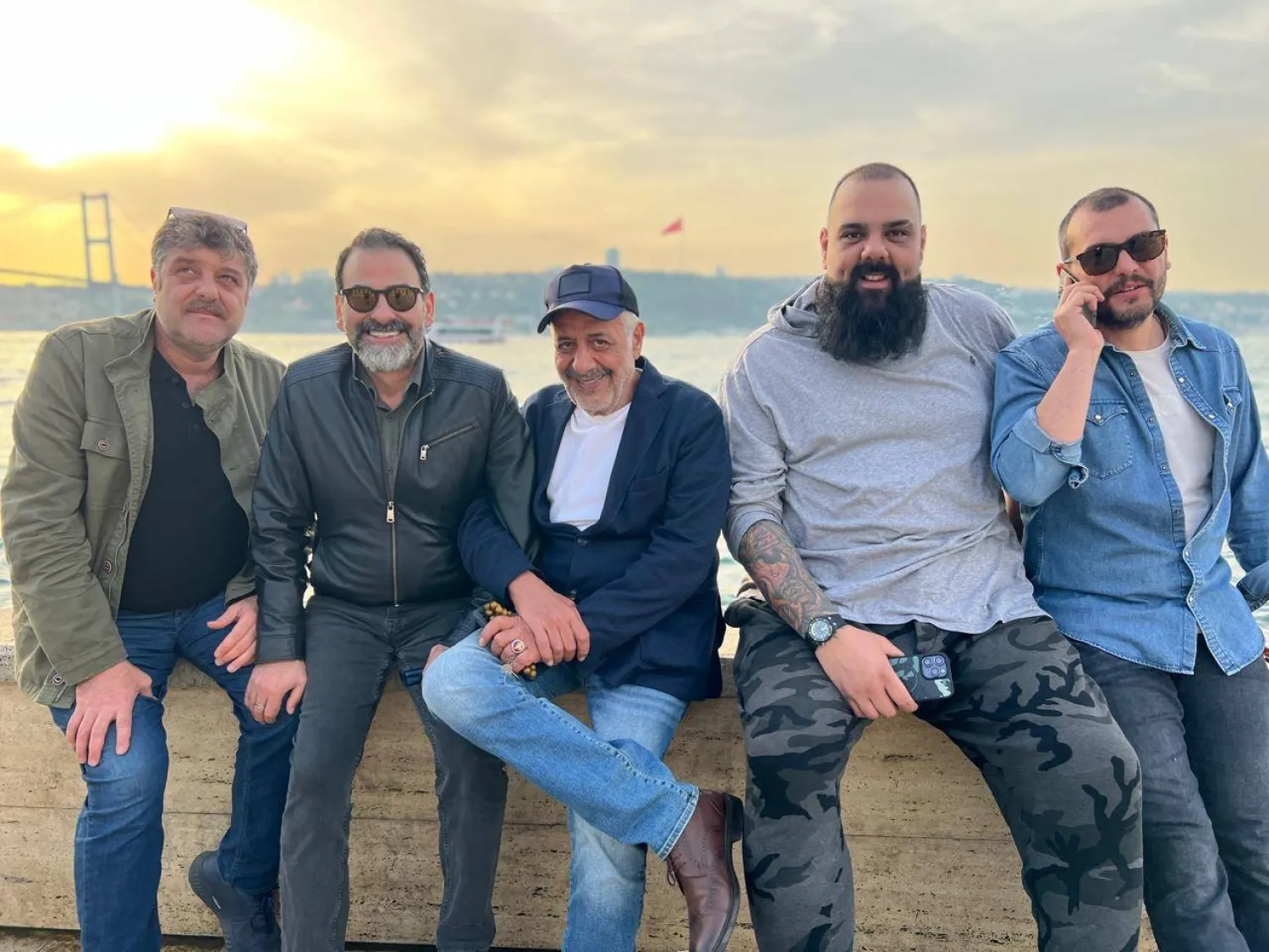 مع فريق عمل مسلسل «العميل» في صورة تذكارية (إيلي الهبر)