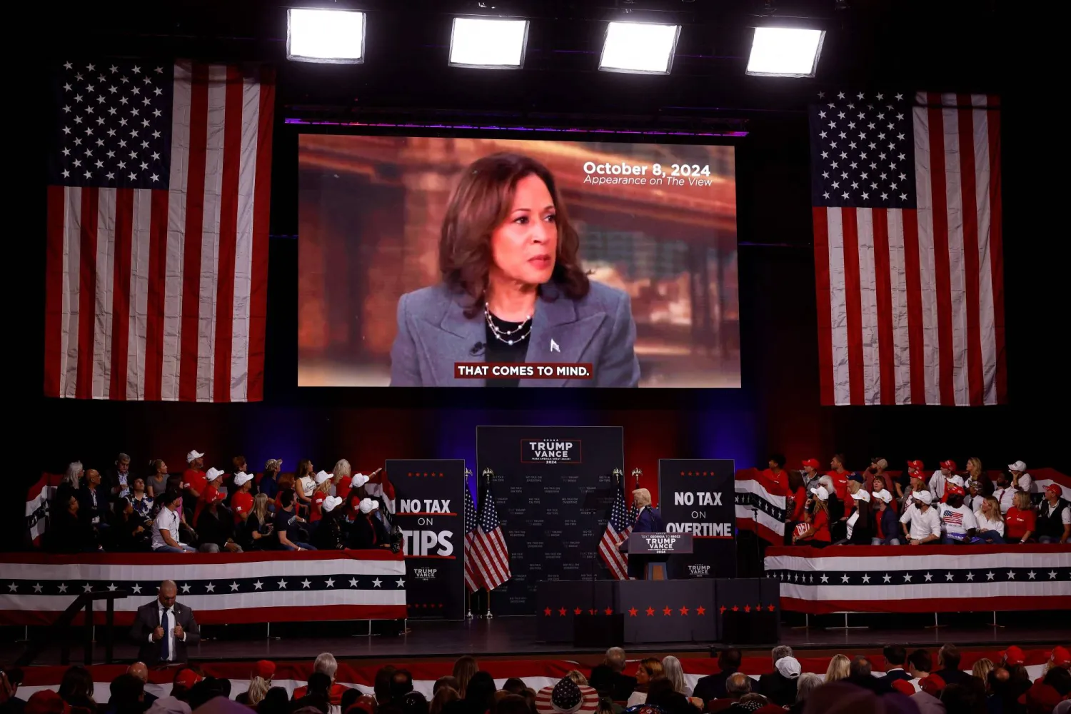 تزداد حدة المواجهة بين ترمب وهاريس مع اقتراب الانتخابات الأميركية (أ.ف.ب)