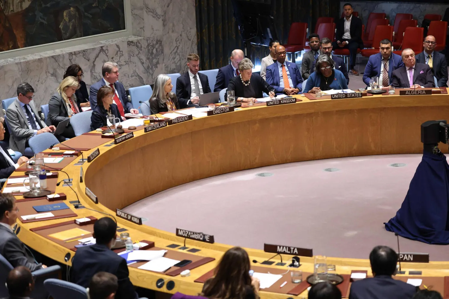 أعضاء مجلس الأمن خلال جلسة «الحالة في الشرق الأوسط بما في ذلك القضية الفلسطينية» في نيويورك (أ.ف.ب)