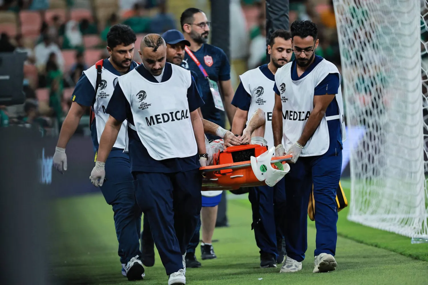 السيد هاشم على النقالة بعد تعرضه للإصابة في مباراة السعودية الأخيرة بجدة (رويترز)