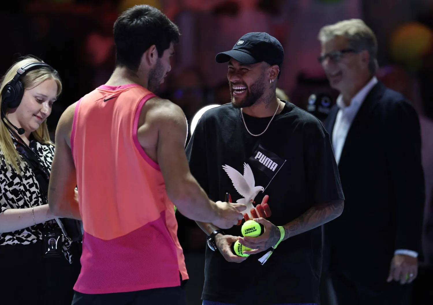 البرازيلي نيمار لاعب الهلال يهنئ ألكاراس بعد فوزه في المواجهة (رويترز)