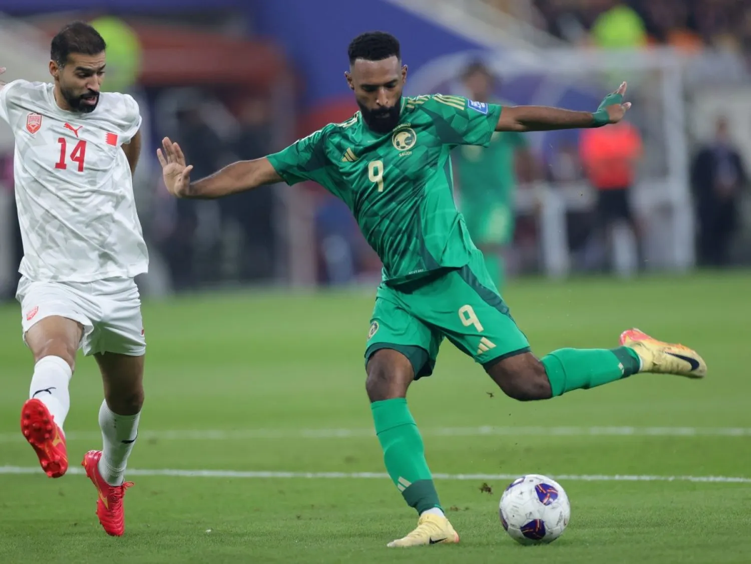 فراس البريكان في إحدى الهجمات ضد المنتخب البحريني (أف.ب)