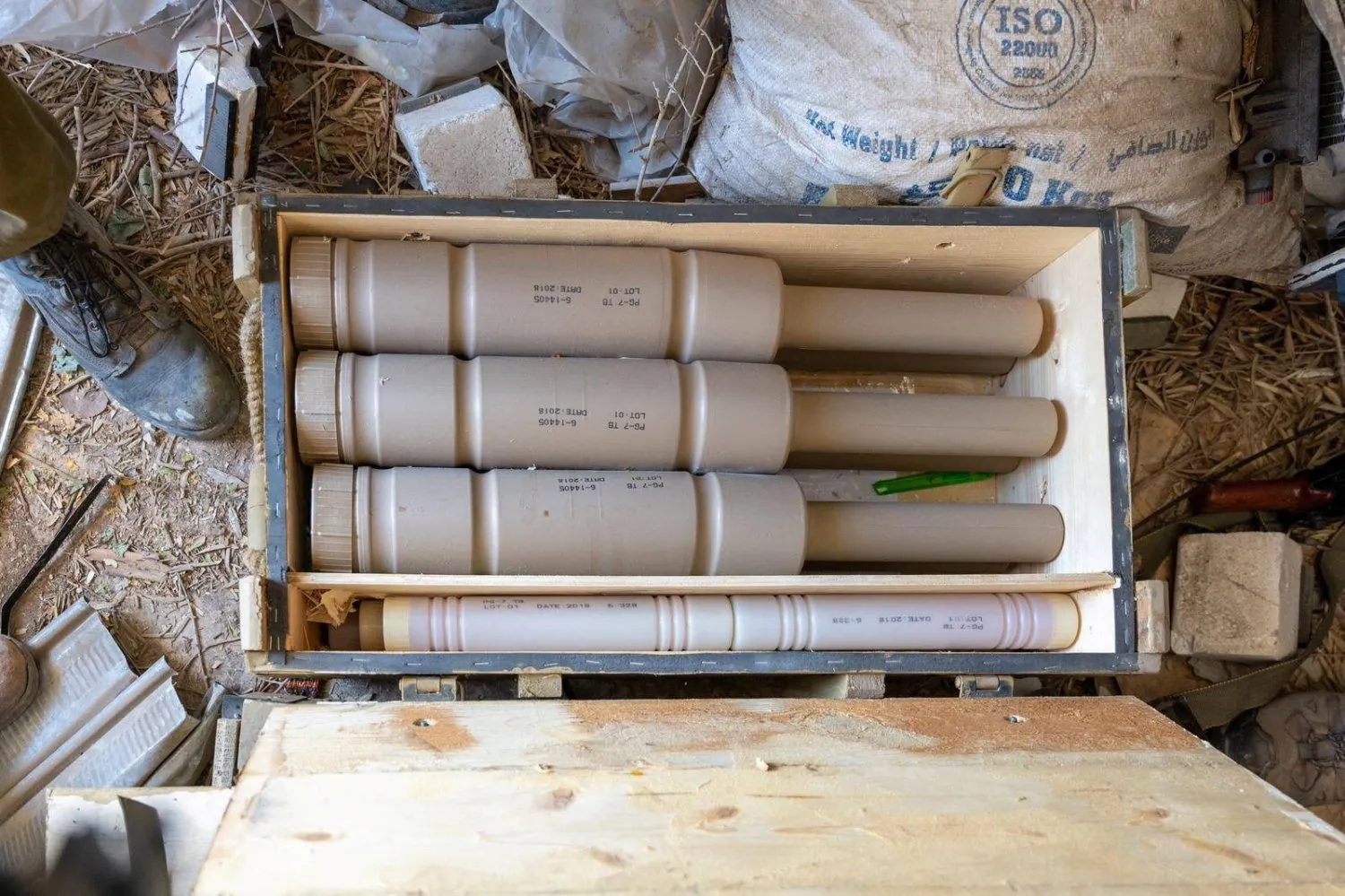 İsrail ordusu Lübnan'ın güneyine düzenlediği saldırılar sırasında anti-tank silahları bulduğunu iddia etti (Reuters)