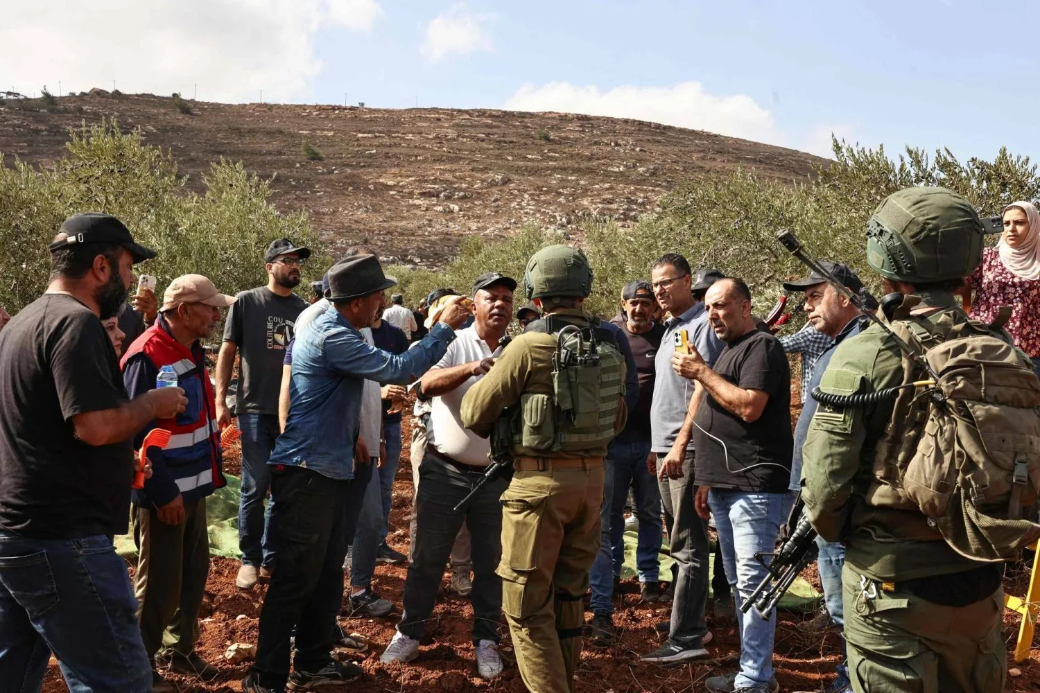 İsrail ordu güçleri, işgal altındaki Batı Şeria'da Nablus'un güneyindeki Kusra köyünde zeytin hasat mevsiminde Filistinli çiftçilere tarlaları terk etmelerini emretti.