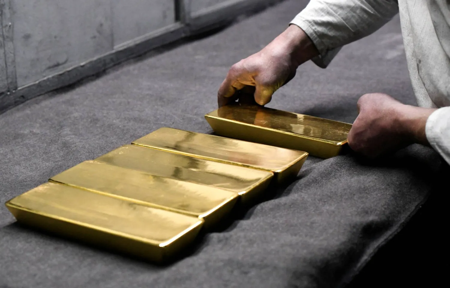 FILE PHOTO: An employee places ingots of 99.99 percent pure gold in a workroom at the Novosibirsk precious metals refining and manufacturing plant in the Siberian city of Novosibirsk, Russia, September 15, 2023. REUTERS/Alexander Manzyuk/File Photo
