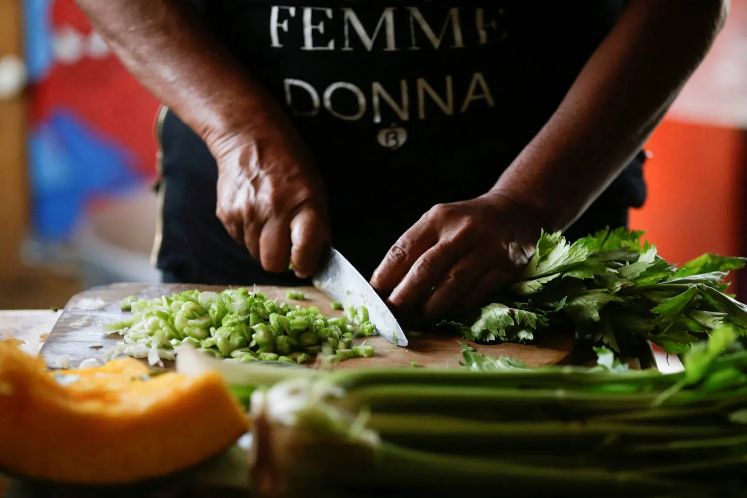 النظام الغذائي الصحي يدعم صحة الأمعاء التي يتأثر بها الدماغ بطبيعة الحال (رويترز)