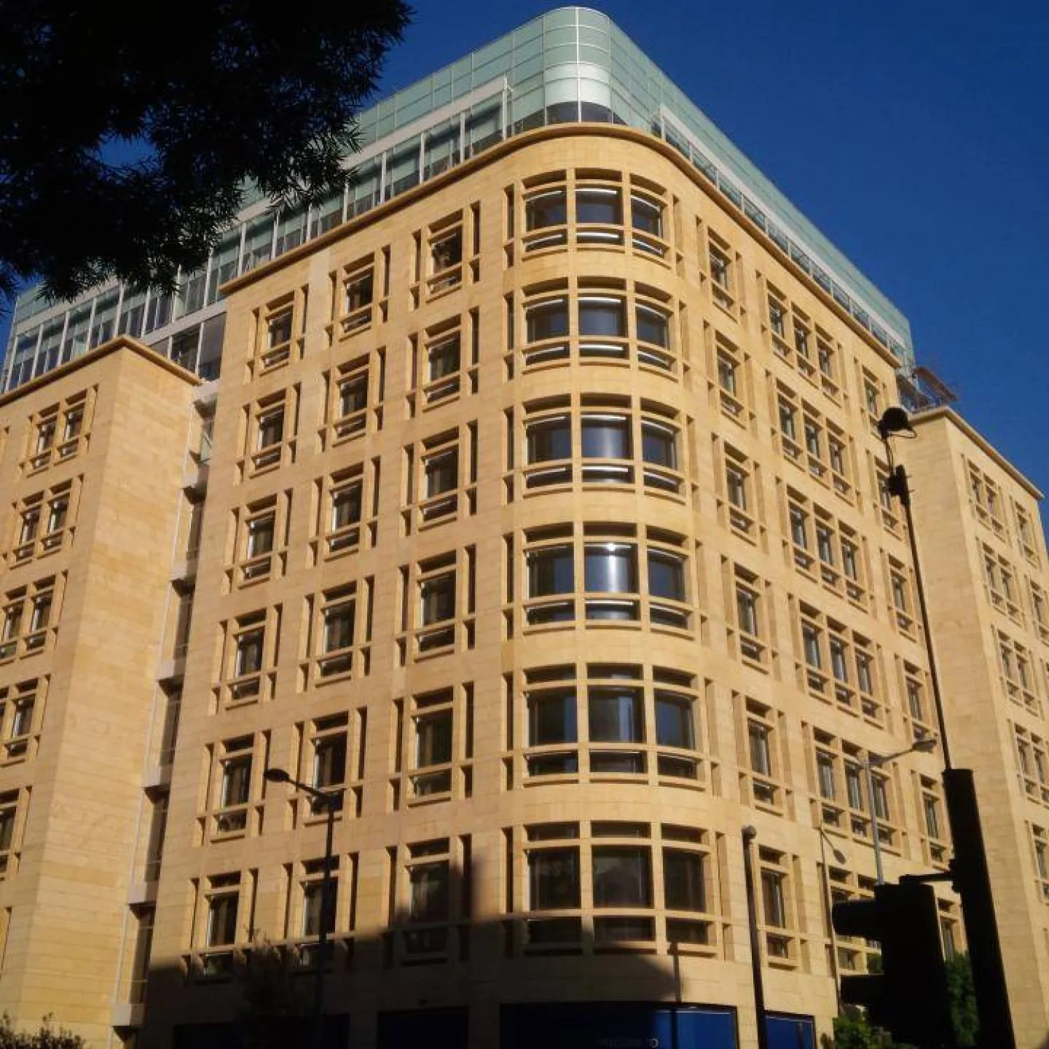 Beyrut'un ticaret merkezinde Norveç Büyükelçiliği'ne ev sahipliği yapan bina