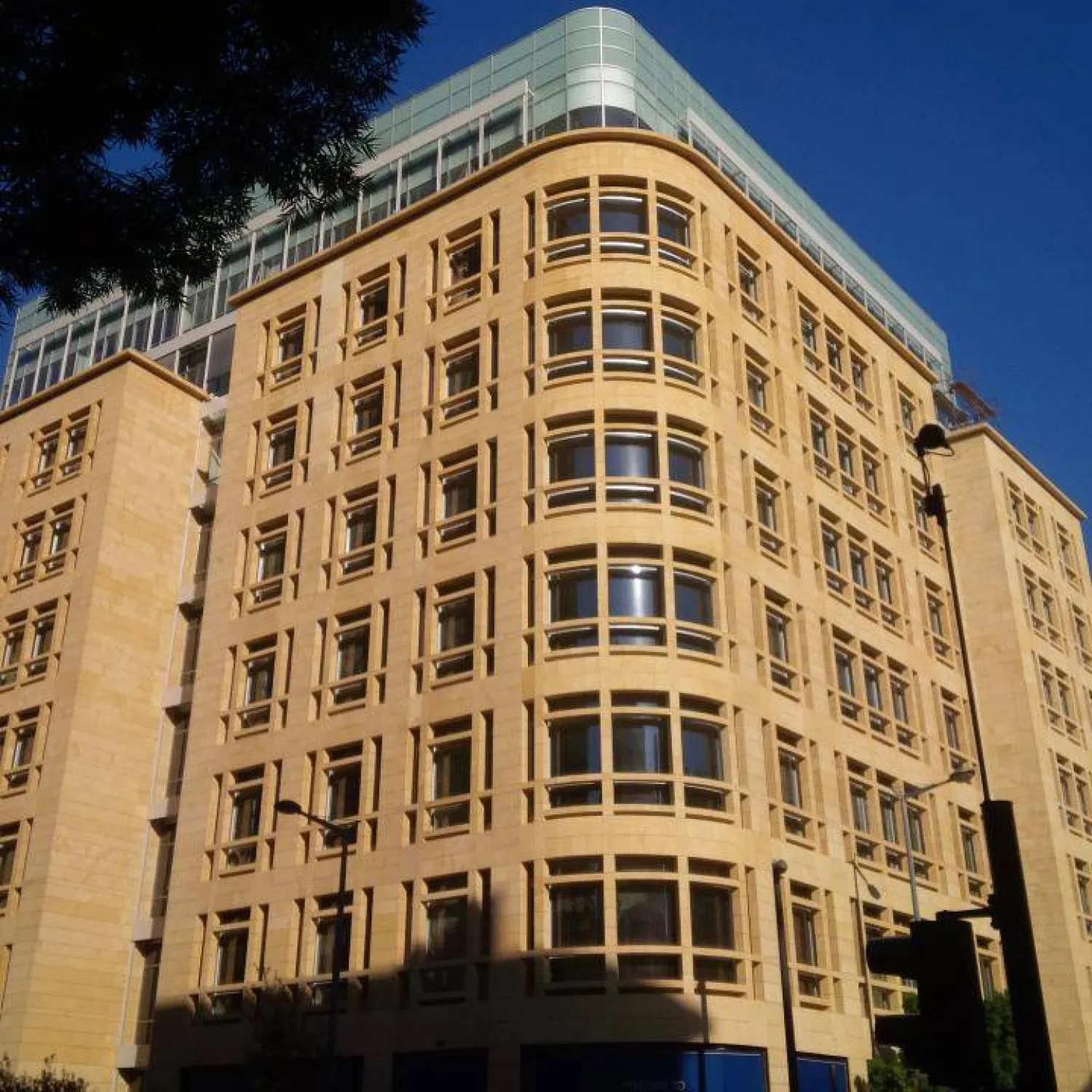 المبنى الذي يضم مقر السفارة النرويجية في وسط بيروت