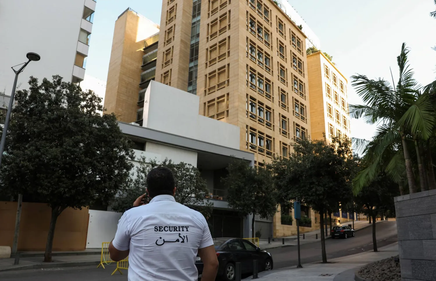 عناصر أمنية قرب مبنى تتواجد فيه السفارة النرويجية في وسط بيروت (رويترز)