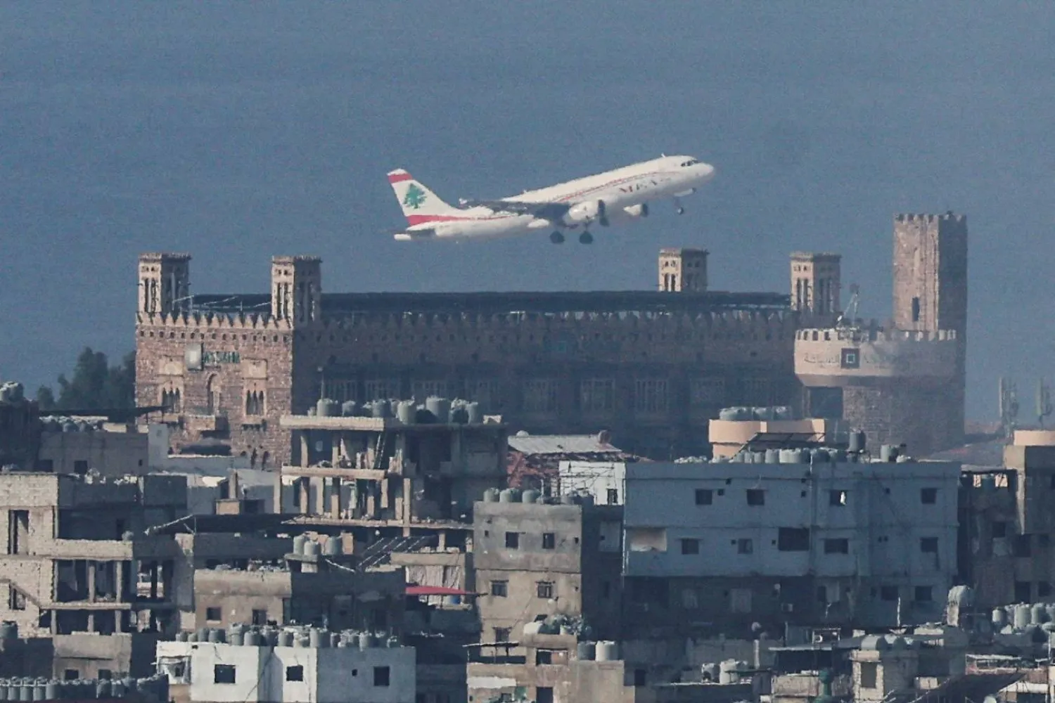 طائرة تابعة لشركة «طيران الشرق الأوسط» اللبنانية تقلع من مطار رفيق الحريري الدولي في بيروت 7 أكتوبر 2024 (رويترز)