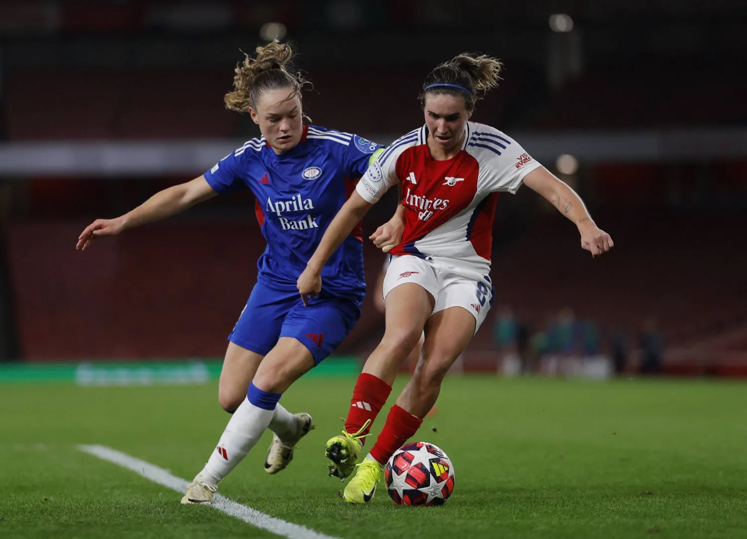 ستُجرى تجربة السماح للجماهير بتناول المشروبات الكحولية في المدرجات خلال مباريات فريقين بالدرجة الثانية (رويترز)