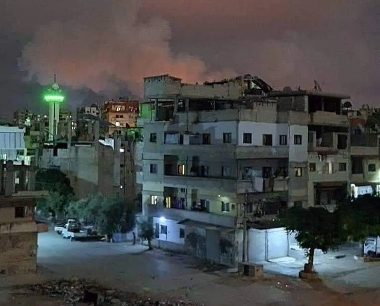 متداولة من مناطق سكنية في اللاذقية وفي الخلفية تبدو النيران في أعقاب القصف الإسرائيلي على مخزن أسلحة لـ«حزب الله»