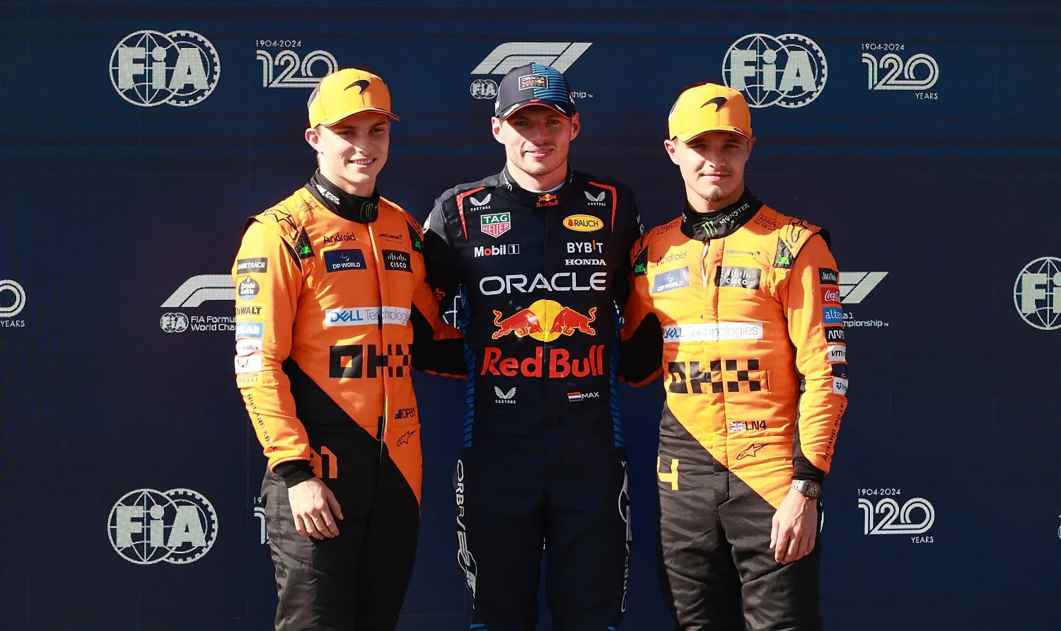 فيرستابن يتوسط سائق ماكلارين بياستري (يسار) والبريطاني لاندو نوريس (يمين) (د.ب.أ)