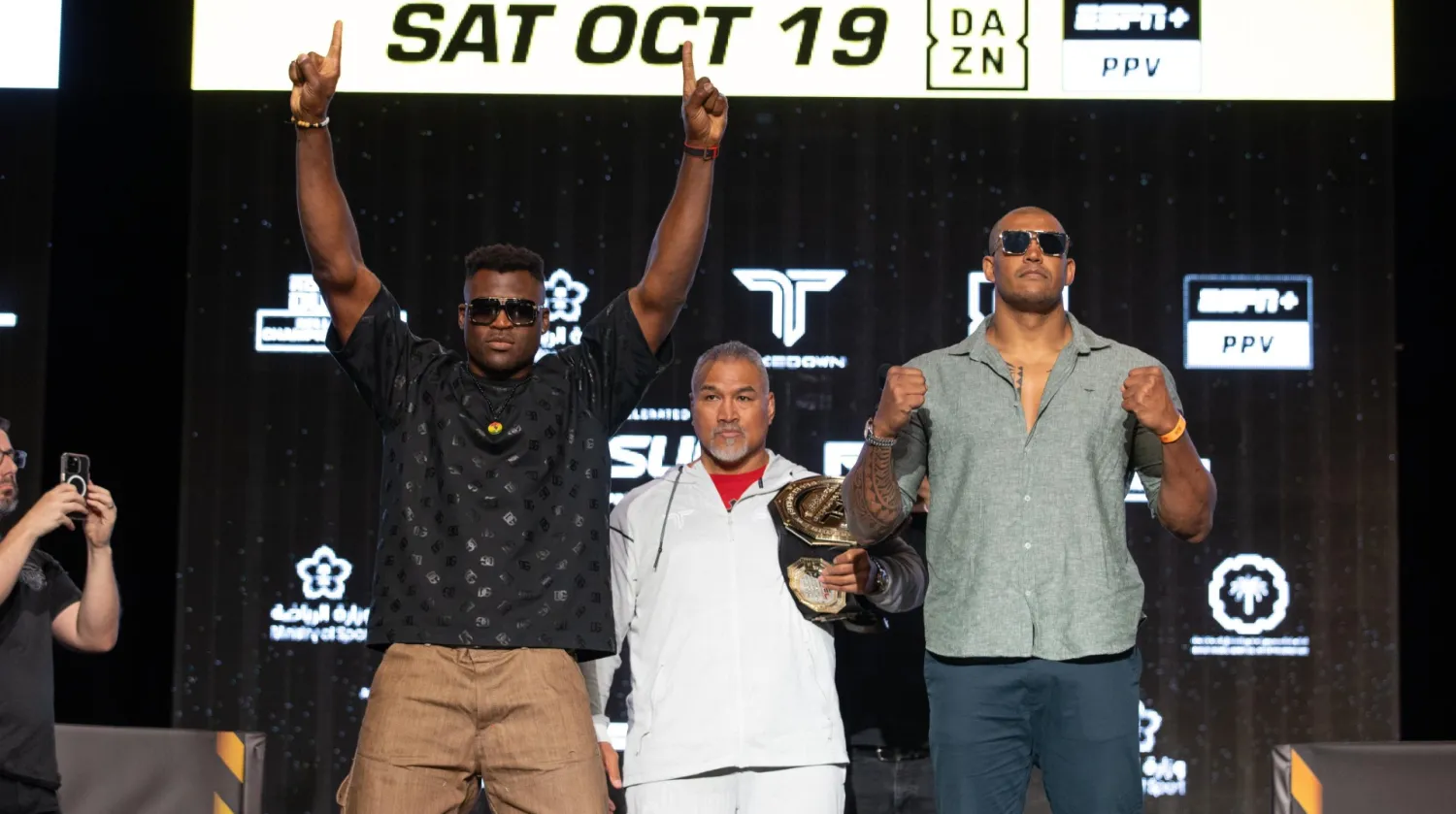 نغانو وبروبيليما يظهران التحدي عقب نهاية المؤتمر (الشرق الأوسط)