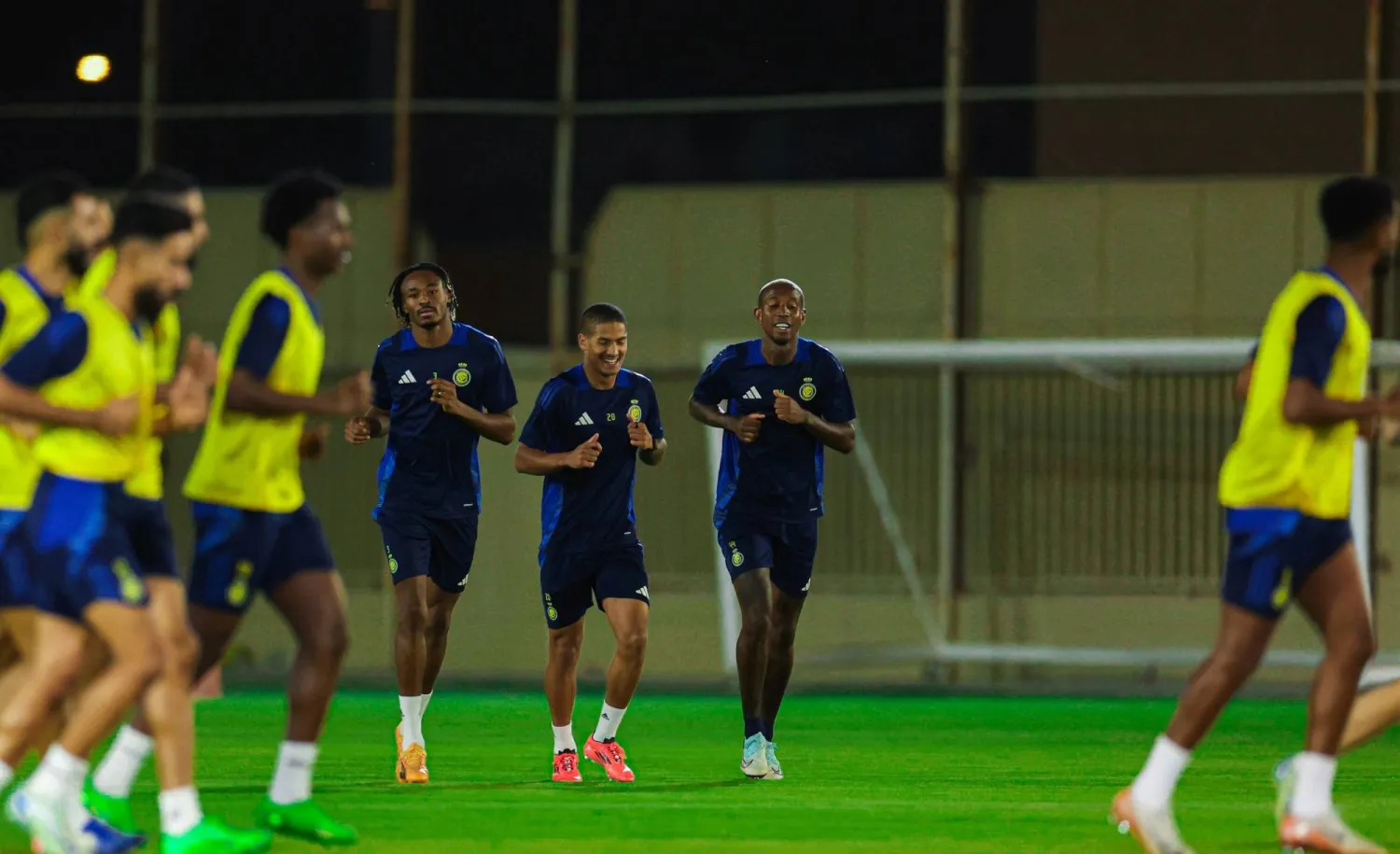 لاعبو النصر خلال استعداداتهم لمباراة الشباب (النصر)
