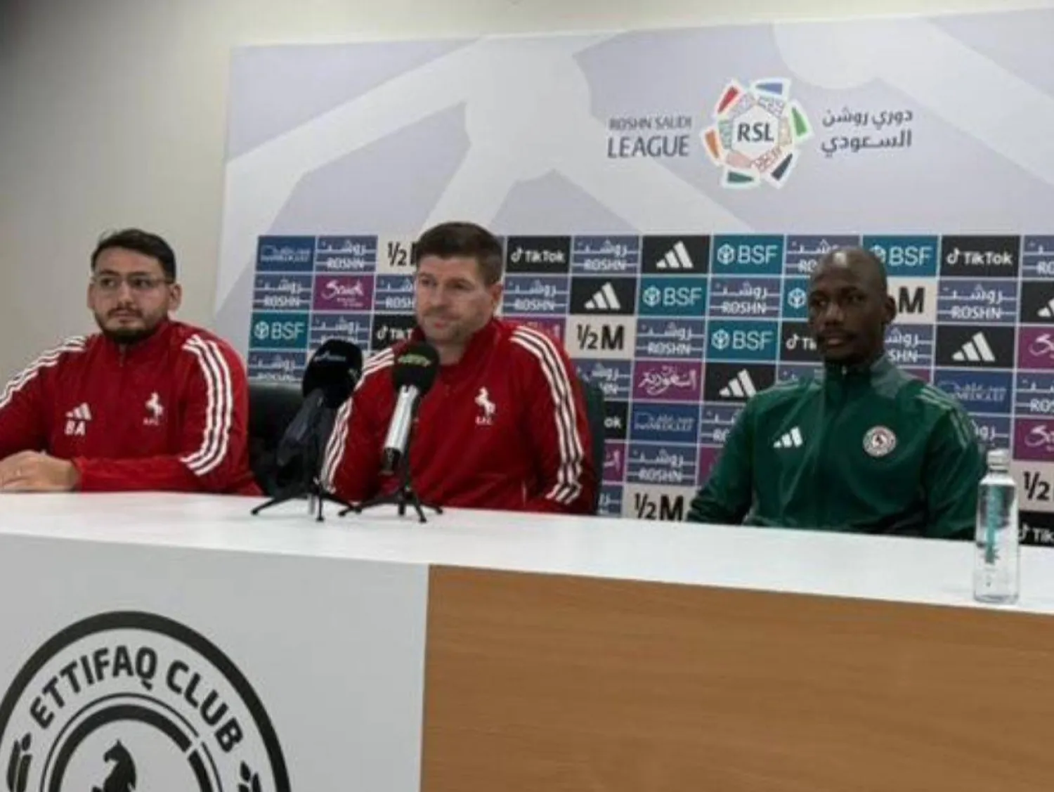 الإنجليزي ستيفن جيرارد المدير الفني لفريق الاتفاق خلال المؤتمر الصحافي (الشرق الأوسط)