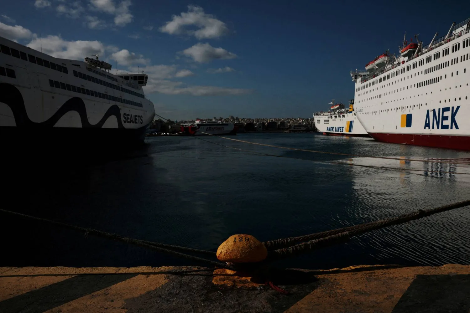 سفن ترسو في ميناء «بيرايوس» باليونان (رويترز)