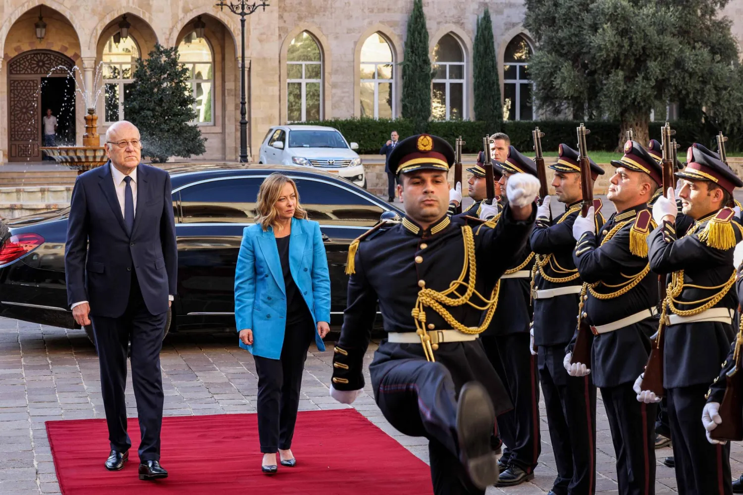 رئيس الوزراء اللبناني نجيب ميقاتي ورئيسة الوزراء الإيطالية جورجيا ميلوني يستعرضان حرس الشرف خلال استقبال ميلوني في السراي الحكومي (أ.ف.ب)
