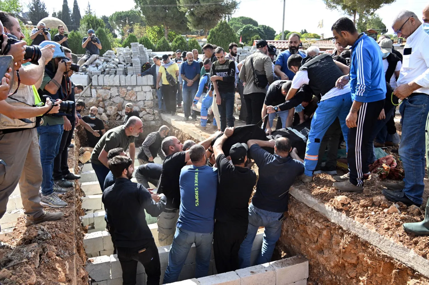 خلال مراسم دفن القتلى الذين سقطوا قبل يومين في مدينة النبطية إثر القصف الإسرائيلي الذي استهدف مبنى البلدية وأدى إلى مقتل رئيسها وعدد من أعضائها ومن الموظفين (إ.ب.أ)