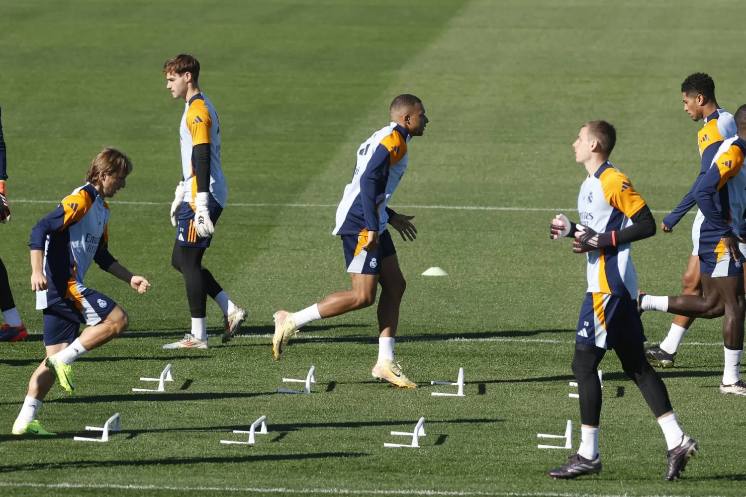 مبابي (وسط) يشارك في تدريبات ريال مدريد اسعداداً لمواجهة سلتا فيغو (إ.ب.أ)