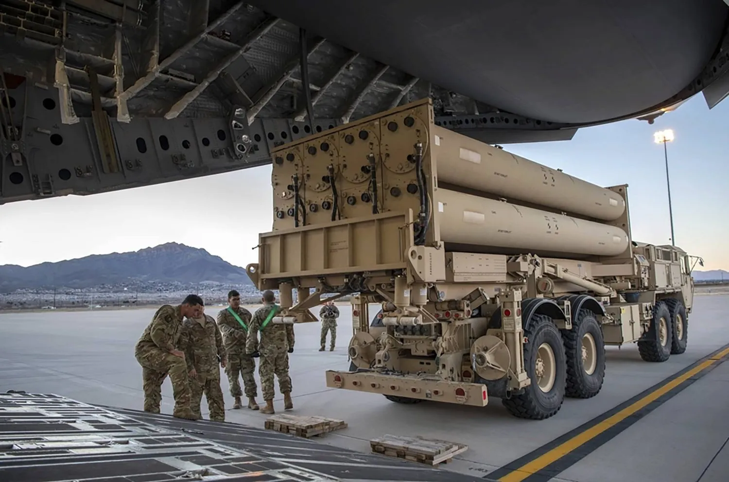 ABD askerleri THAAD sistemini Şubat 2019'da Fort Bliss, Teksas'tan bir Boeing C-17 Globemaster uçağıyla sevkiyata hazırlanıyor (AP)