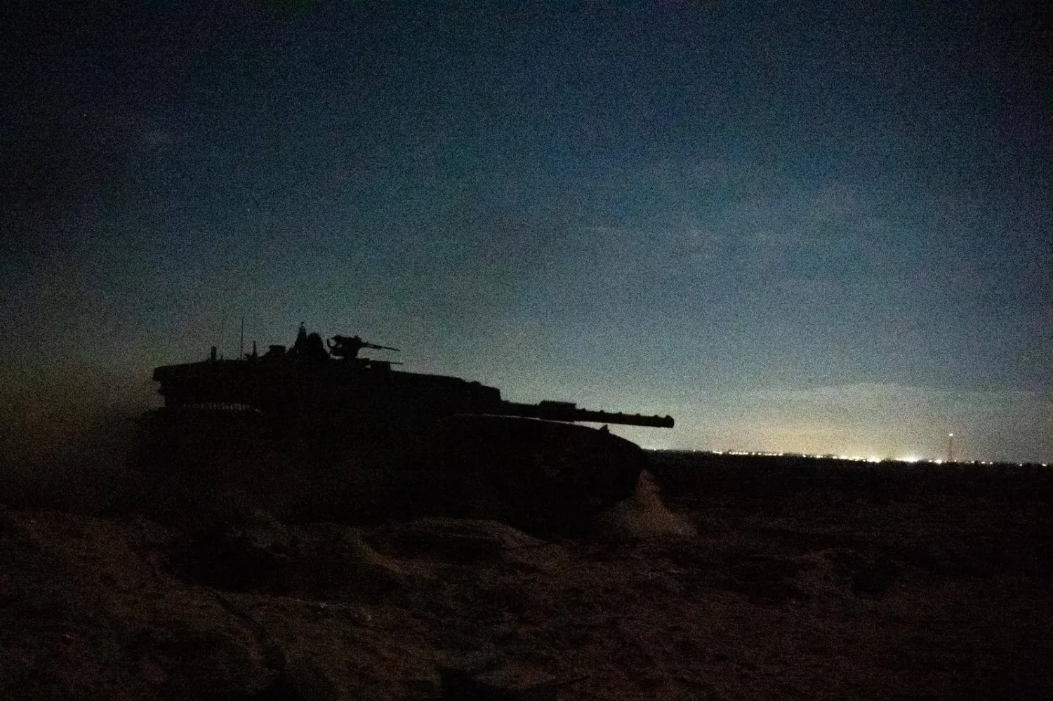 دبابة إسرائيلية خلال العمليات الليلية في غزة (موقع الجيش الإسرائيلي)