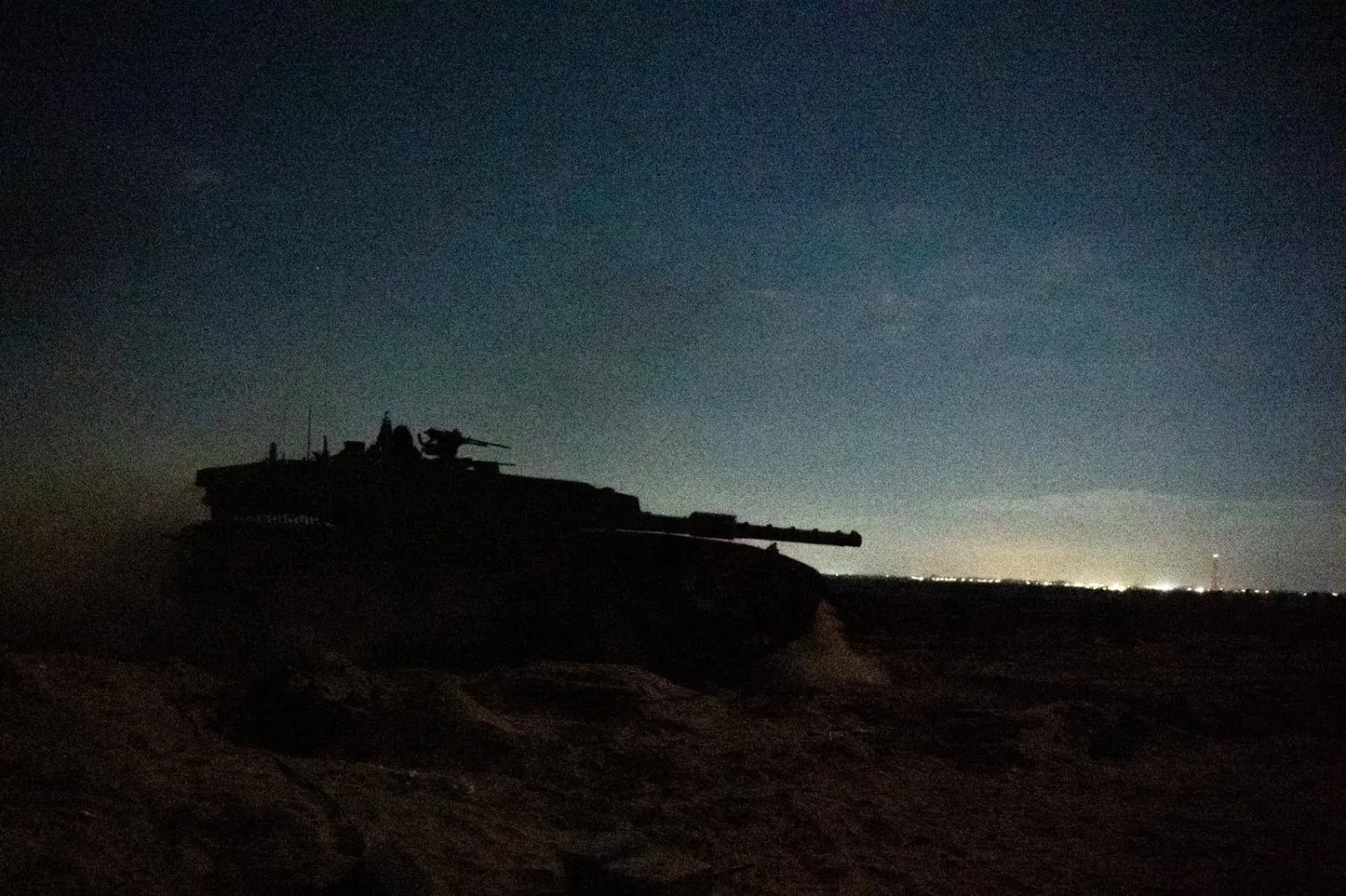 Gazze Şeridi'ndeki gece operasyonları sırasında bir İsrail tankı (İsrail ordusunun internet sitesi)