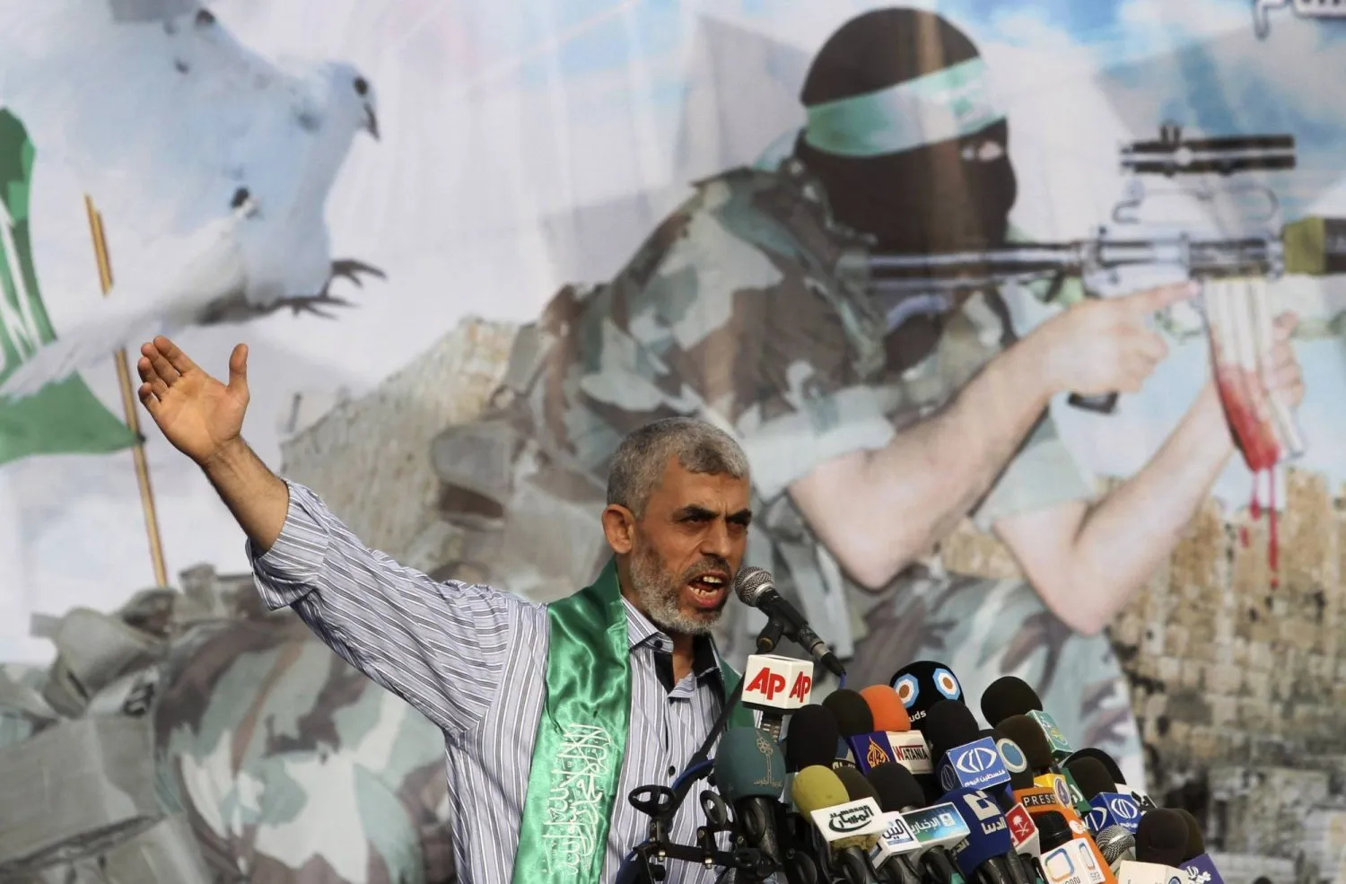 Hamas'ın askeri kanadının kurucusu Yahya Sinvar, 2011 yılında Gazze Şeridi'nin güneyindeki Han Yunus'ta düzenlenen bir mitingde konuşuyor. (AP)