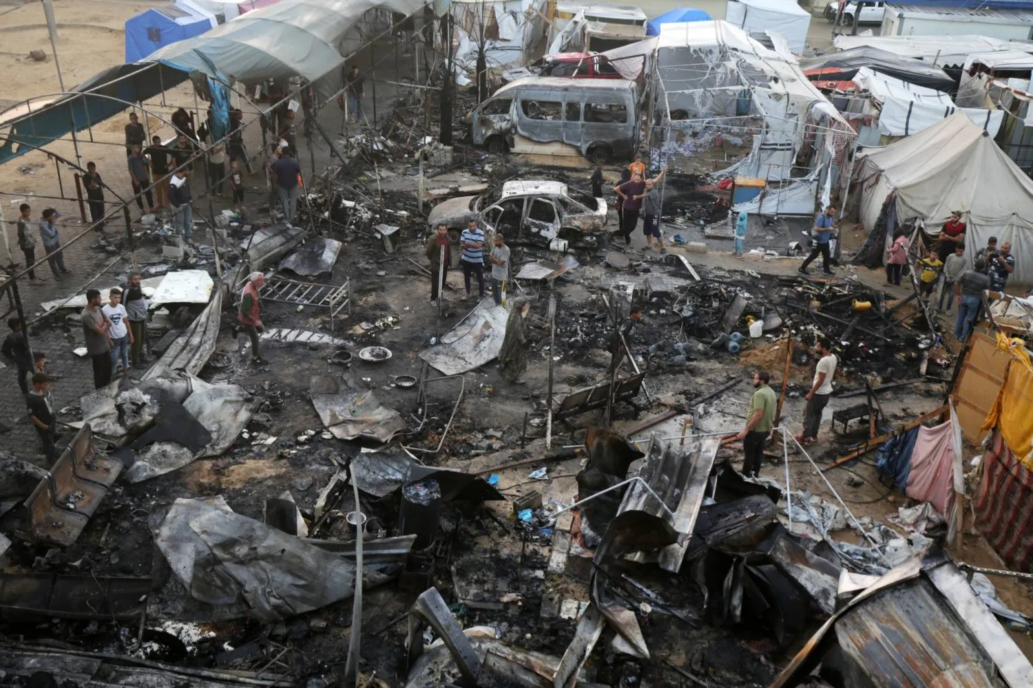 İsrail'in geçen hafta Gazze Şeridi'ndeki Deyr al-Balah'taki Mescid-i Aksa Şehitleri Hastanesi avlusunda yerlerinden edilmiş sivillerin çadırlarını hedef alan saldırıları sonrasında yaşanan yıkımdan (DPA)