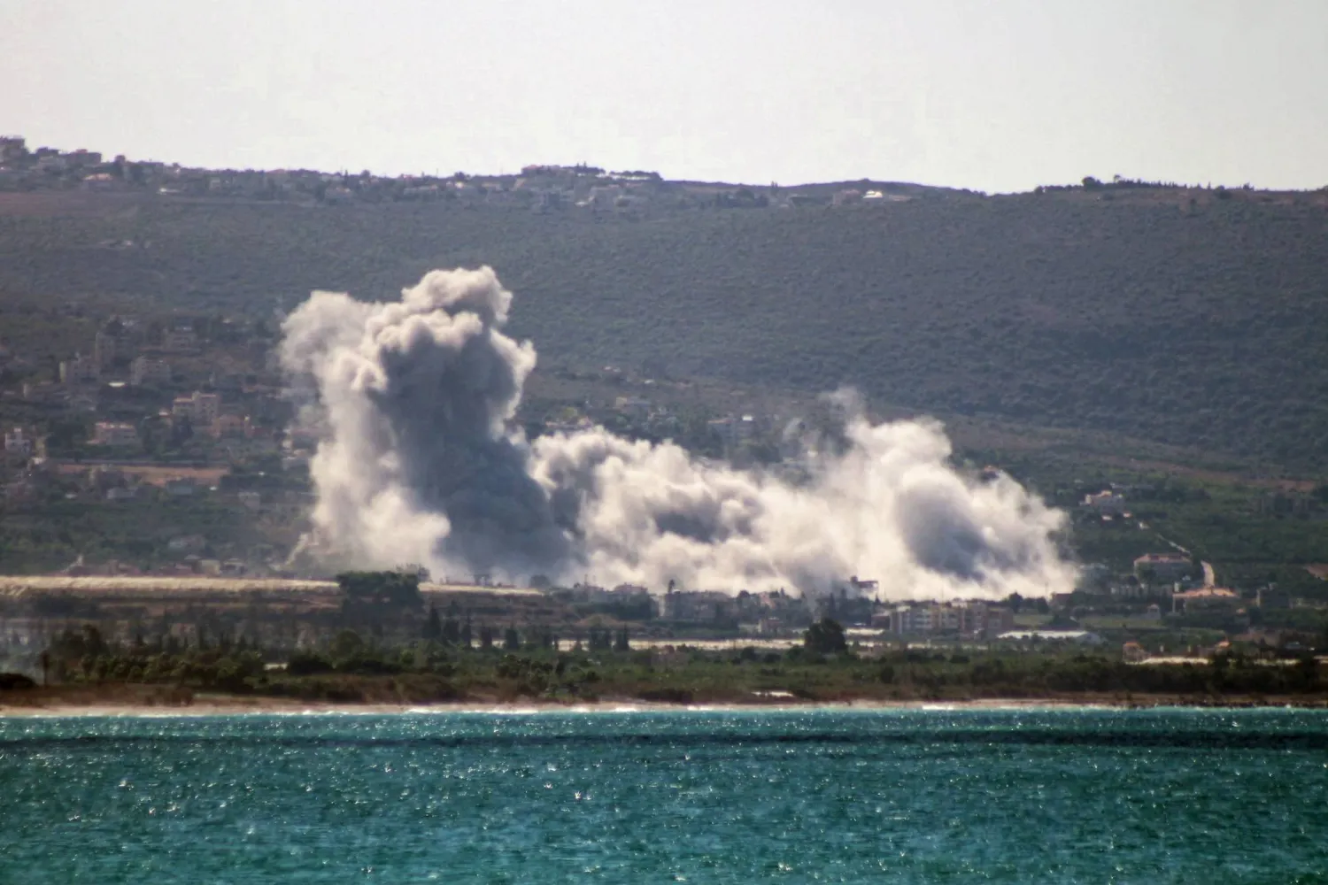 تصاعد الدخان من موقع غارة إسرائيلية استهدفت قرية المنصوري في قضاء صور بجنوب لبنان (أ.ف.ب)