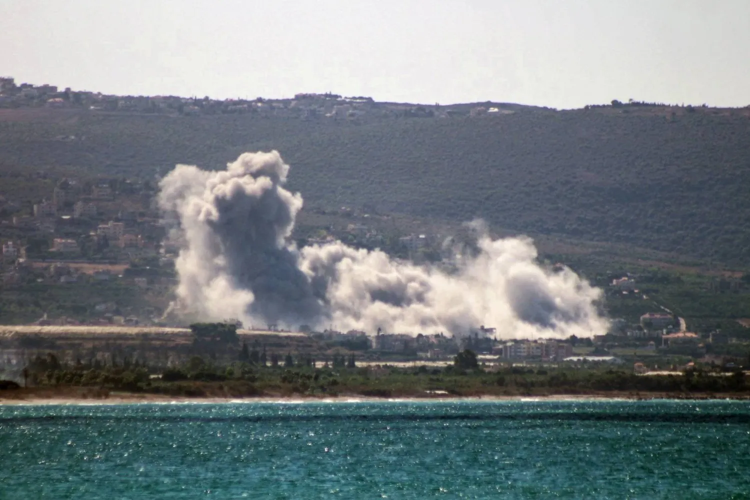 Güney Lübnan'ın Tire bölgesindeki Mansuri köyünü hedef alan İsrail baskını alanından dumanlar yükseldi (AFP)
