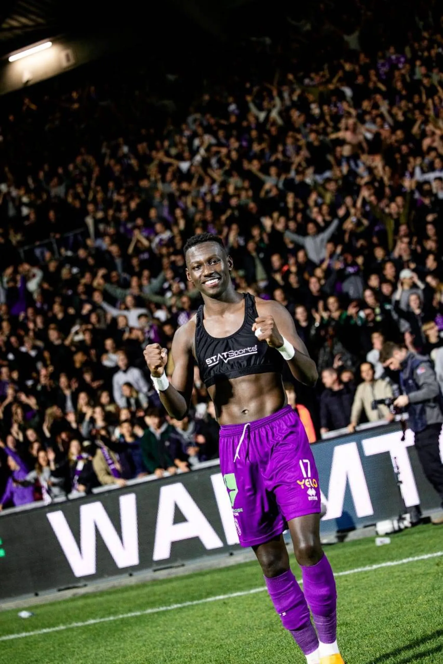 مروان الصحفي يحتفل مع جماهير فريقه بعد الفوز (نادي بيرشكوت)