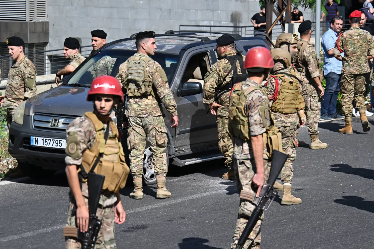 انتشار للجيش اللبناني في منطقة جونية إثر القصف الإسرائيلي الذي استهدف سيارة في المنطقة (إ.ب.أ)