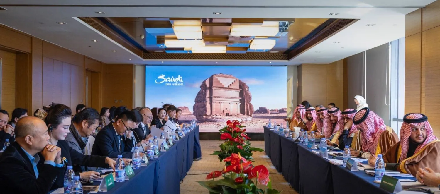 وزير السياحة أحمد الخطيب مجتمعاً بعدد من المستثمرين الصينيين في بكين (الشرق الأوسط)