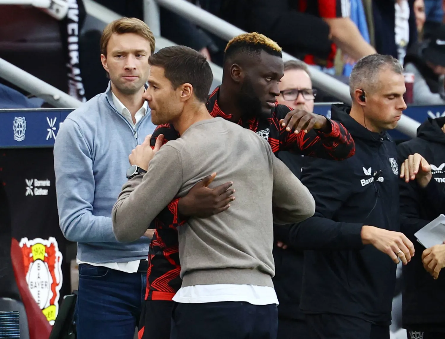 تشابي ألونسو مدرب ليفركوزن يحتفل مع لاعبه فيكتور بونفيس (رويترز)