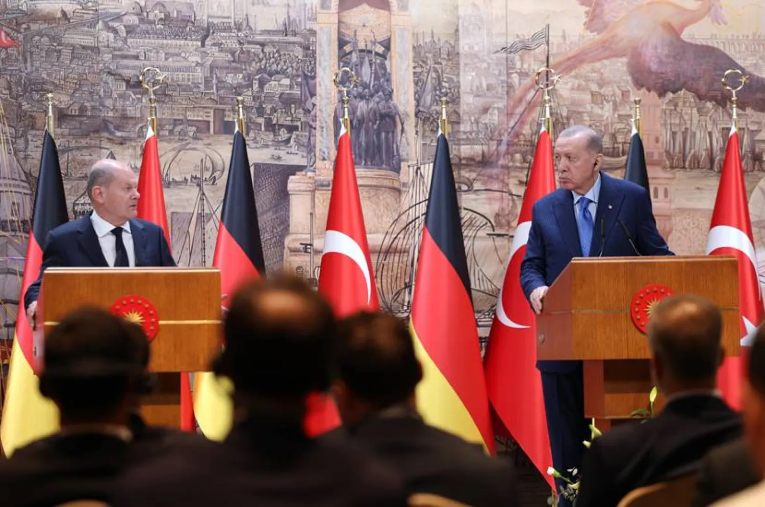 الرئيس التركي رجب طيب إردوغان والمستشار الألماني أولاف شولتس خلال مؤتمر صحافي في إسطنبول السبت (الرئاسة التركية)