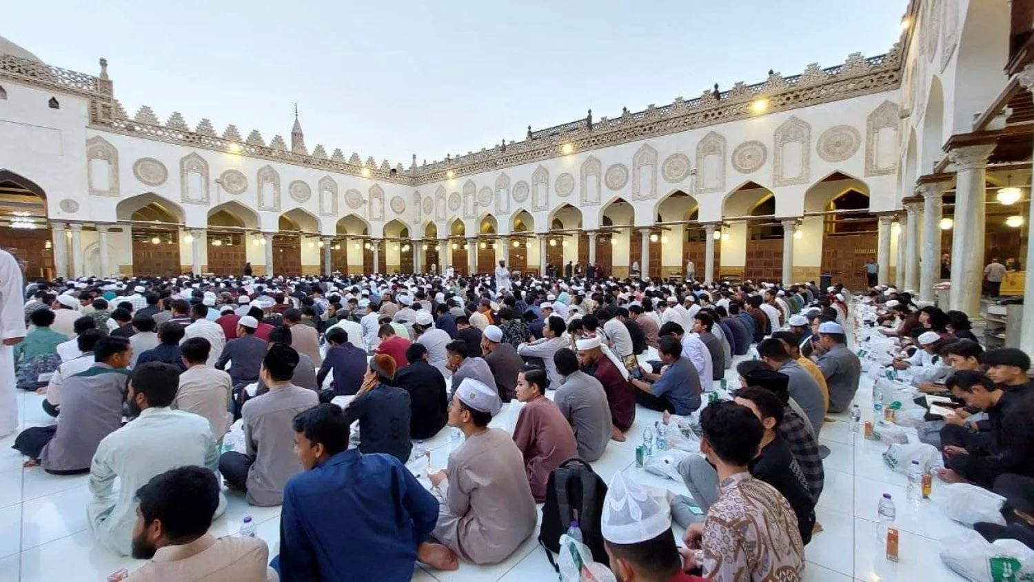 مصلون داخل الجامع الأزهر في القاهرة (مشيخة الأزهر)