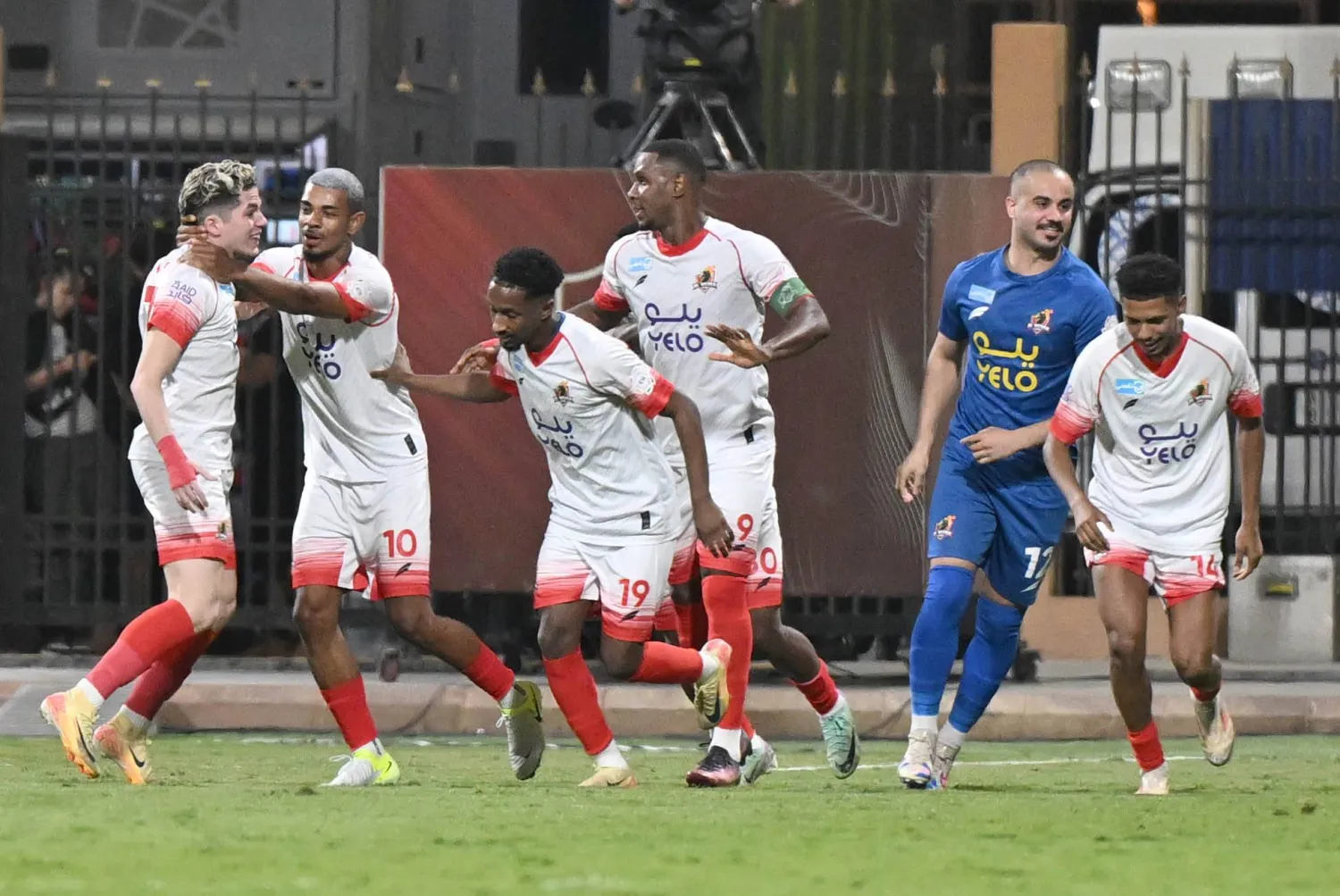 احتفالية كبيرة لفريق الوحدة بهدف التعادل الذي سجله مراد خضري (تصوير: بشير صالح)
