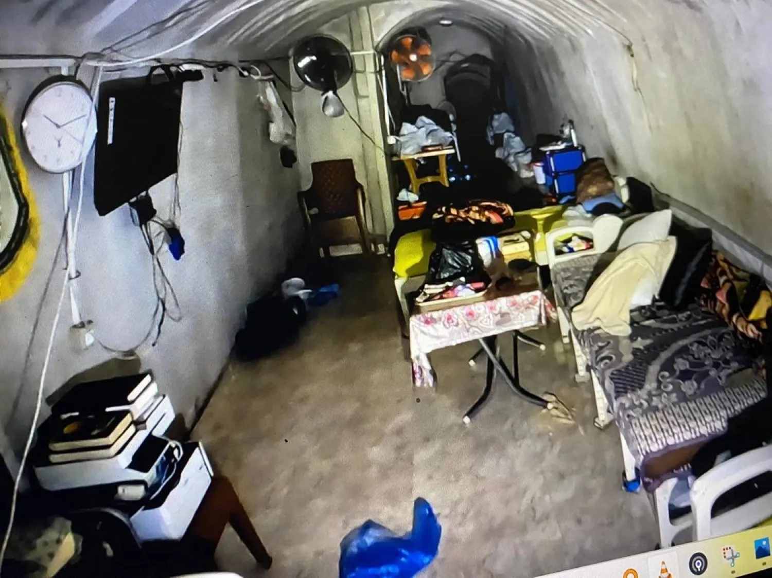 الجيش الإسرائيلي ينشر فيديو وصوراً للسنوار داخل أنفاق غزة