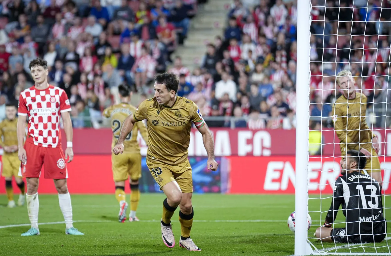 فرحة أويارزابال قائد ريال سوسيداد بهدف الفوز في مرمى جيرونا بالدوري الإسباني (إ.ب.أ)