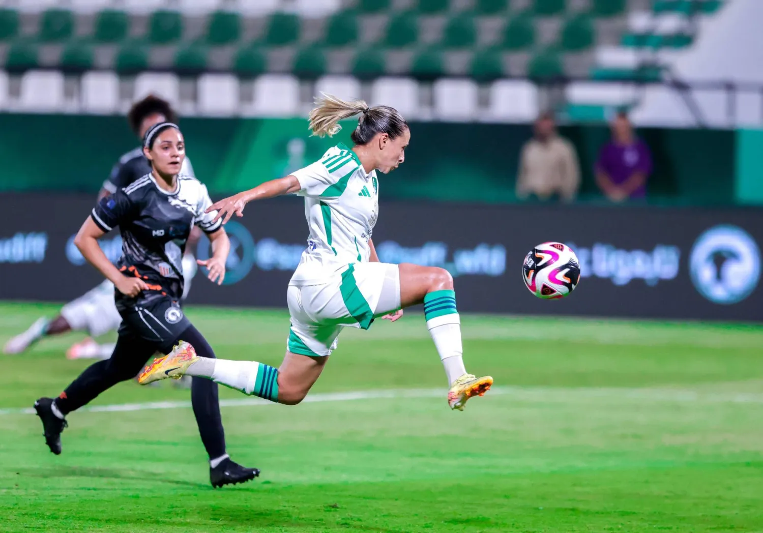 جانب من مواجهة الأهلي والهمة ضمن منافسات كأس الاتحاد السعودي للسيدات (الشرق الأوسط)