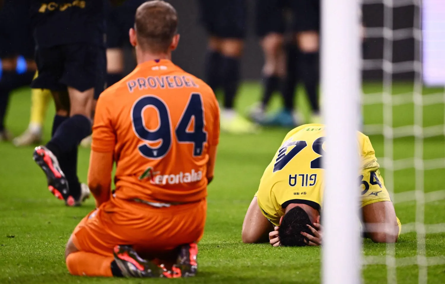 خيلا مدافع لاتسيو متحسراً على هدفه في مرمى فريقه خلال مواجهة يوفنتوس في الدوري الإيطالي (أ.ف.ب)