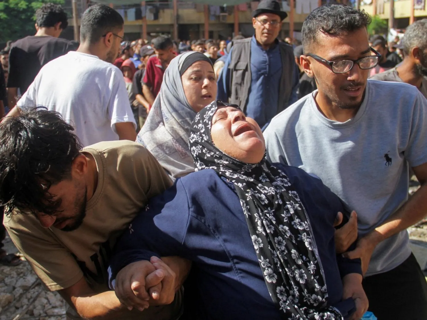 امرأة فلسطينية تبكي لمقتل أقاربها بعد غارة إسرائيلية في جباليا شمال غزة (رويترز)