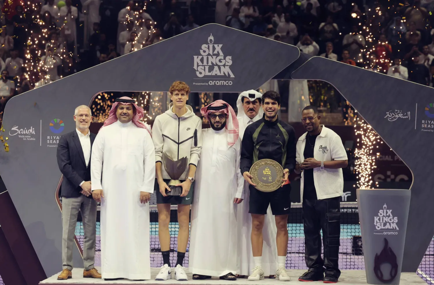 المستشار تركي آل الشيخ خلال تتويجه نجم التنس الإيطالي سينر بطلاً لدورة ملوك الغراند سلام الستة في الرياض (الشرق الأوسط)