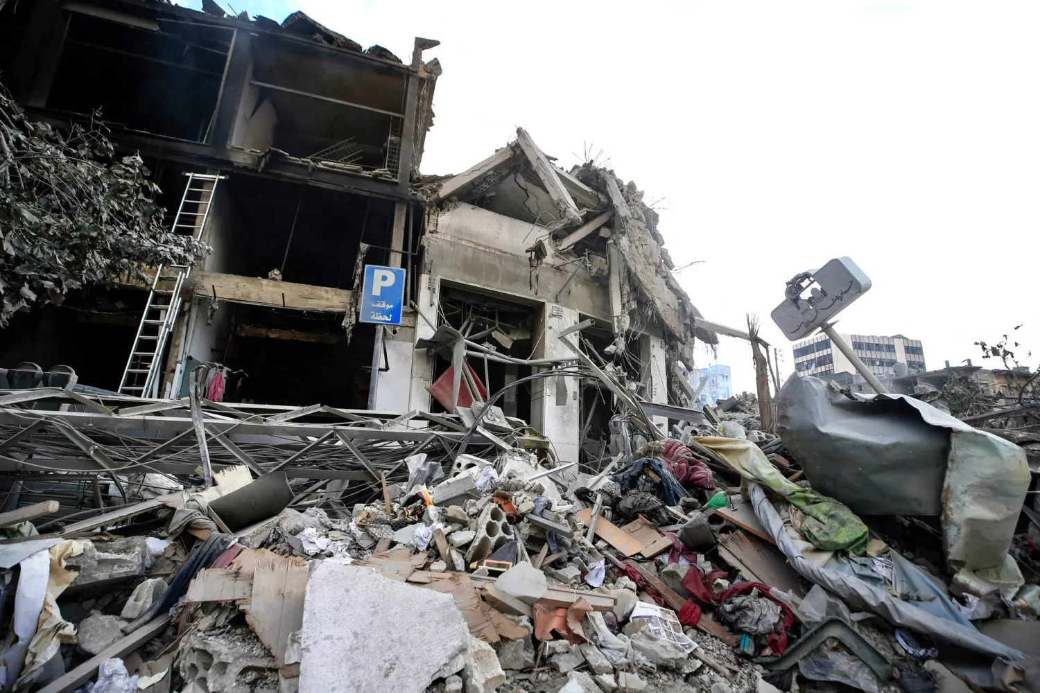 الأنقاض تتراكم وسط الدمار بعد يوم من الغارات الجوية الإسرائيلية التي استهدفت مدينة النبطية بجنوب لبنان (أ.ف.ب)