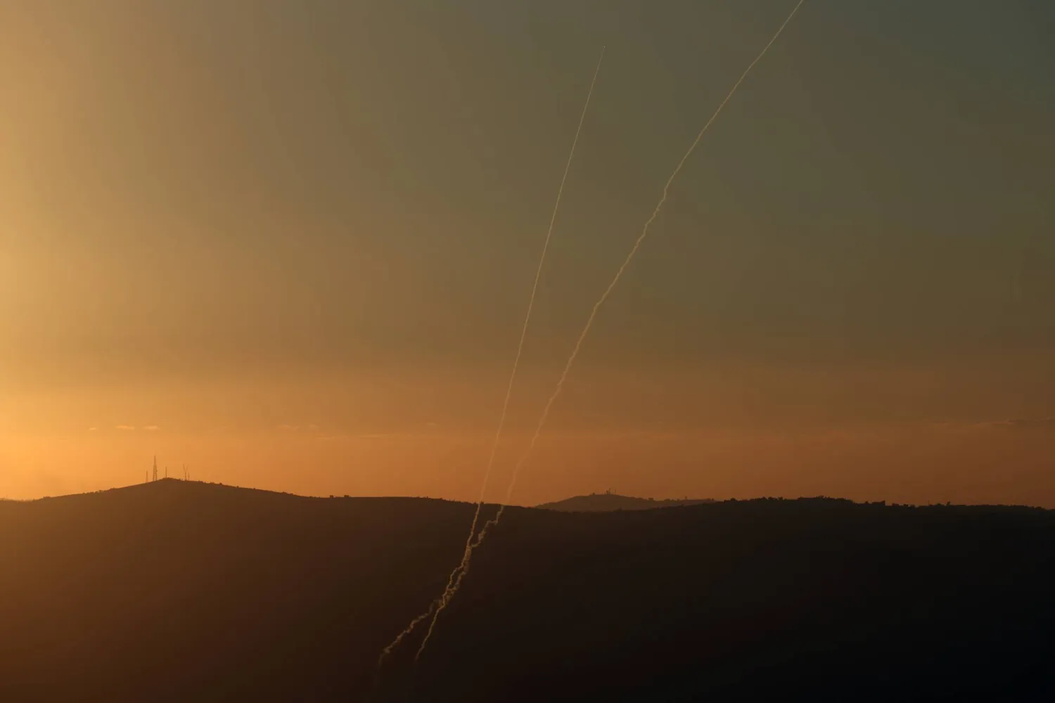 الدفاع الجوي الإسرائيلي يعترض صواريخ أُطلقت من جنوب لبنان فوق الجليل (إ.ب.أ)